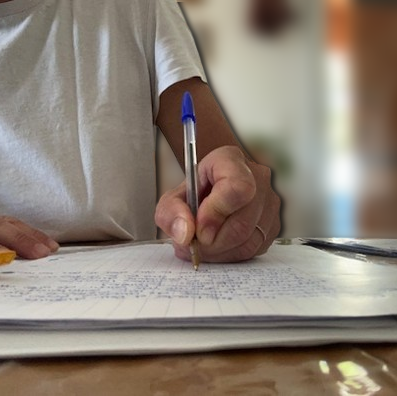 Carole en train d'écrire